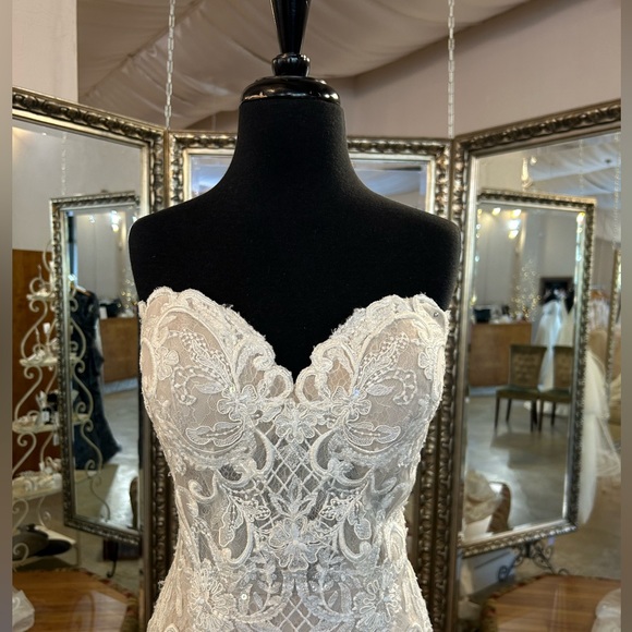 Sample Allure Bridal Gown Style 9560, Fit N Flare - Picture 3 of 7